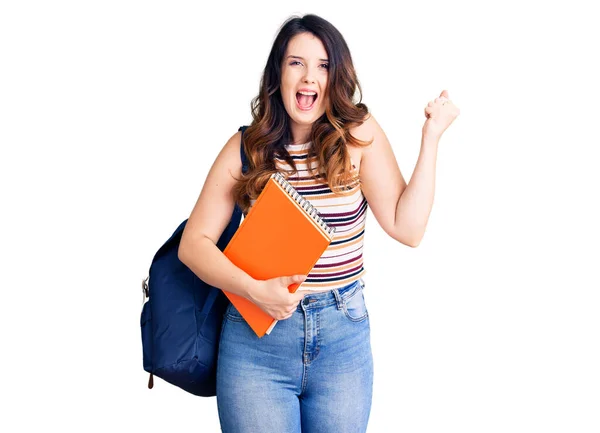 Hermosa Joven Morena Vistiendo Mochila Estudiante Acosando Libros Gritando Orgulloso —  Fotos de Stock