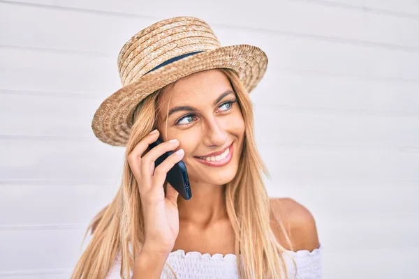Joven Chica Turista Rubia Sonriendo Feliz Hablando Teléfono Inteligente Ciudad — Foto de Stock
