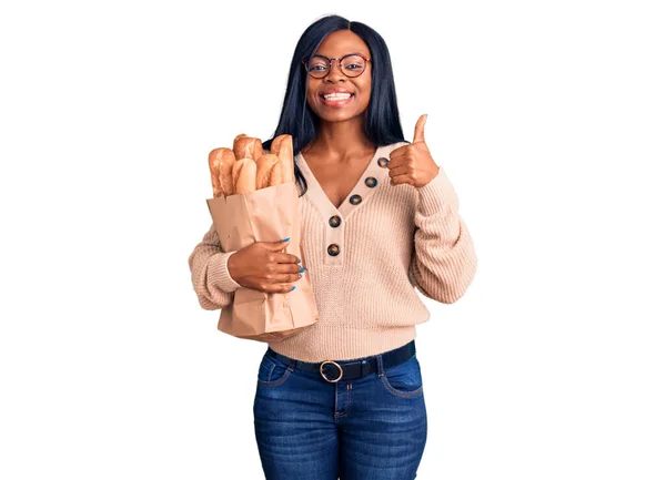 Jovem Afro Americana Segurando Saco Papel Com Pão Sorrindo Feliz — Fotografia de Stock