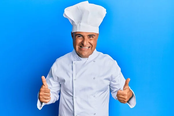 Homme Mûr Moyen Orient Portant Uniforme Cuisinier Professionnel Chapeau Signe — Photo