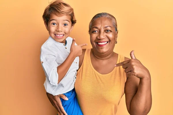 Spanisch Enkel Und Großmutter Zusammen Über Gelbem Hintergrund Lächeln Glücklich — Stockfoto