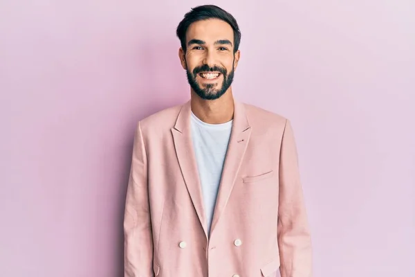 Ung Latinamerikansk Man Med Skägg Bär Rosa Elegant Jacka Gör — Stockfoto