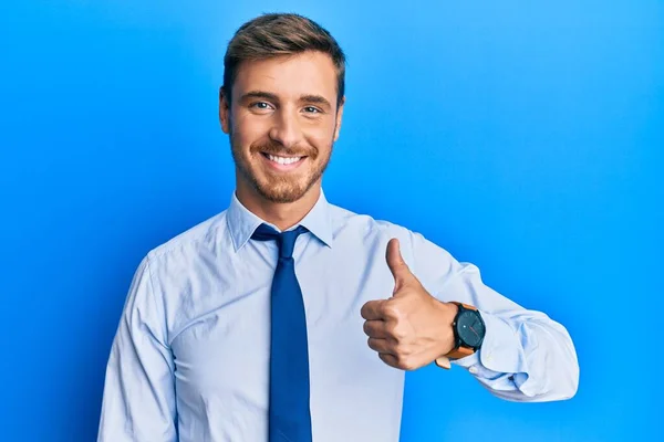 Knappe Blanke Man Draagt Zakelijke Shirt Stropdas Glimlachend Gelukkig Positief — Stockfoto