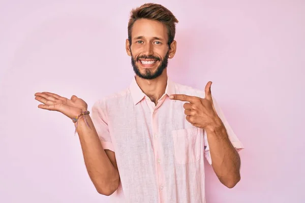 Bonito Homem Caucasiano Com Barba Vestindo Camisa Rosa Casual Espantado — Fotografia de Stock