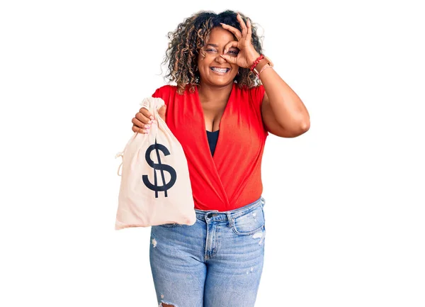 Joven Afroamericano Más Tamaño Mujer Sosteniendo Bolsa Dinero Con Símbolo — Foto de Stock
