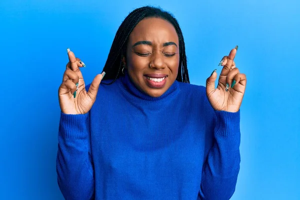 Jonge Afro Amerikaanse Vrouw Draagt Casual Winter Trui Gebaren Vinger — Stockfoto