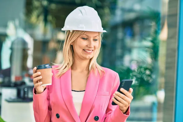 Joven Arquitecta Caucásica Usando Smartphone Tomando Café Ciudad —  Fotos de Stock