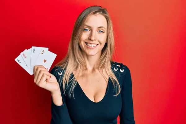 Beyaz Güzel Bir Kadın Elinde Poker Kartı Tutuyor Pozitif Mutlu — Stok fotoğraf