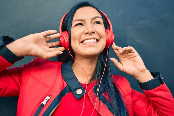 Jeune Femme Latine Souriant Heureux Écouter Musique Aide Écouteurs Ville — Photo