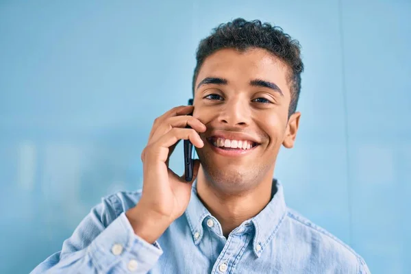 Jonge Latijn Man Lacht Gelukkig Praten Smartphone Stad — Stockfoto