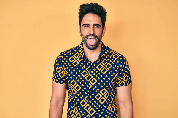 Bel Homme Hispanique Avec Barbe Portant Une Chemise Style Disco — Photo