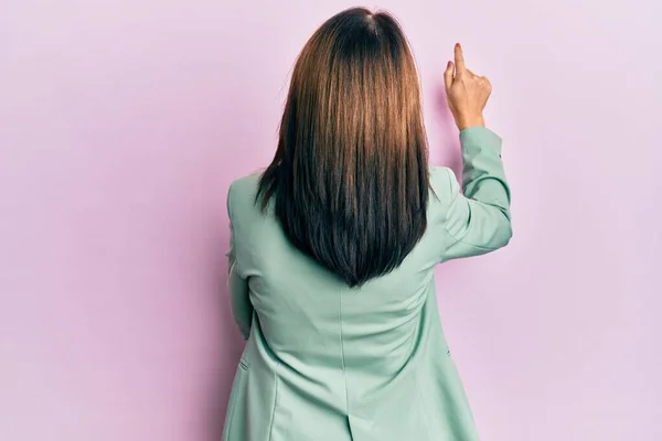 Mujer Morena Mediana Edad Con Ropa Casual Posando Hacia Atrás —  Fotos de Stock