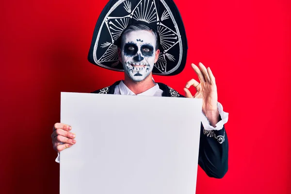 Joven Hombre Vistiendo Día Mexicano Del Disfraz Muerto Sosteniendo Pancarta —  Fotos de Stock