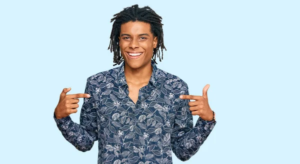 Lerin Tişörtünü Giyen Afro Amerikan Genç Adam Yüzünde Bir Gülümseme — Stok fotoğraf