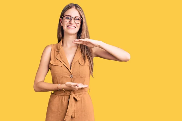 Ung Vacker Blond Kvinna Bär Casual Kläder Och Glasögon Gester — Stockfoto