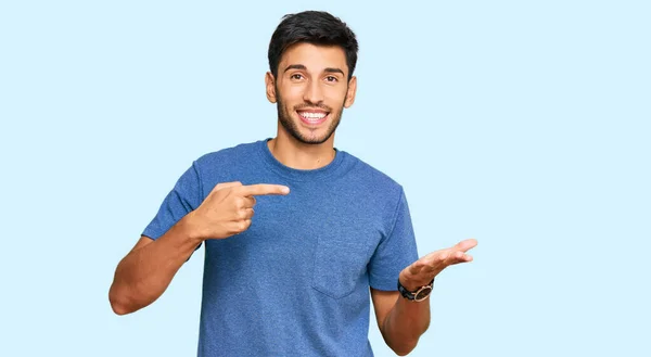 Joven Hombre Guapo Con Ropa Casual Asombrado Sonriendo Cámara Mientras —  Fotos de Stock