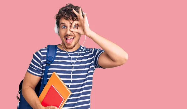 Junger Gutaussehender Mann Mit Lockigem Haar Hält Studentenrucksack Und Bücher — Stockfoto