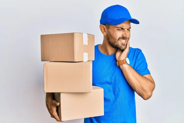 Snygg Man Med Skägg Bär Kurir Uniform Hålla Leverans Paket — Stockfoto