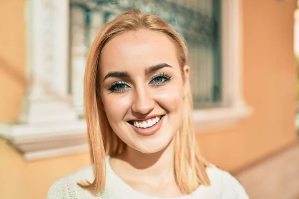 Ung Blond Jente Smiler Glad Når Hun Står Byen – stockfoto