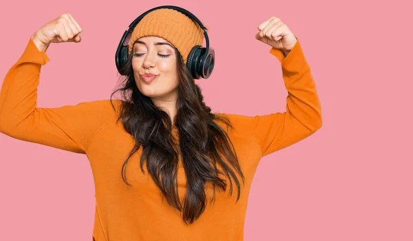 Hermosa Mujer Joven Morena Escuchando Música Usando Auriculares Que Muestran — Foto de Stock