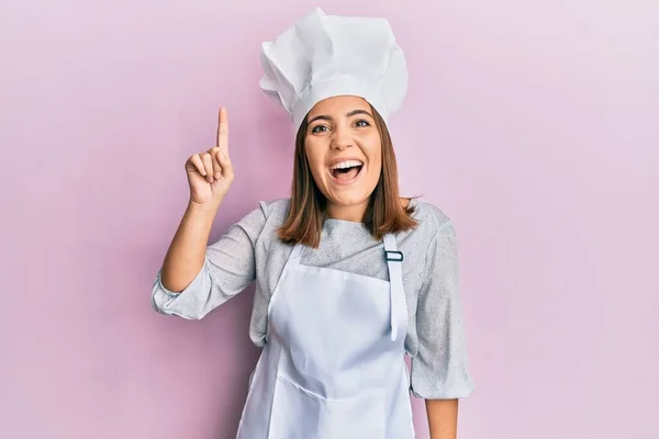 Jeune Femme Blonde Portant Uniforme Cuisinier Professionnel Chapeau Surpris Avec — Photo