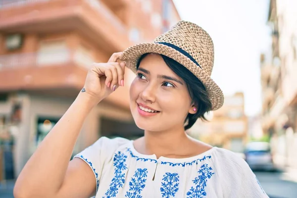 Joven Chica Latina Turista Vacaciones Sonriendo Feliz Caminando Por Ciudad —  Fotos de Stock