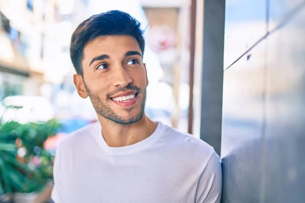 Joven Latino Sonriendo Feliz Apoyado Pared Ciudad —  Fotos de Stock