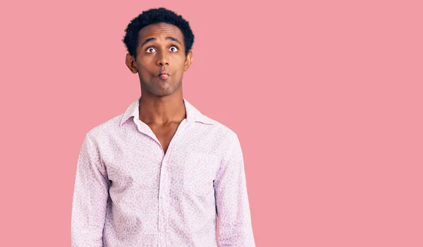 Afrikanischer Gutaussehender Mann Lässigem Rosa Hemd Fischgesicht Mit Lippen Verrückte — Stockfoto