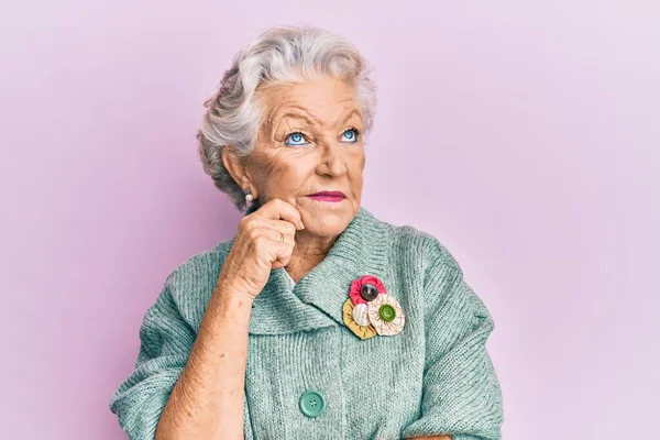 Senior Mujer Pelo Gris Con Ropa Casual Pensando Concentrado Duda — Foto de Stock