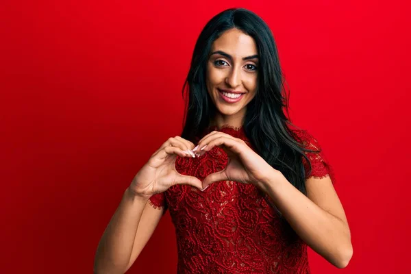 Hermosa Mujer Hispana Con Ropa Elegante Sobre Fondo Rojo Sonriendo — Foto de Stock