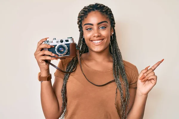 Mladá Africká Americká Žena Copánky Drží Vintage Fotoaparát Úsměvem Šťastný — Stock fotografie