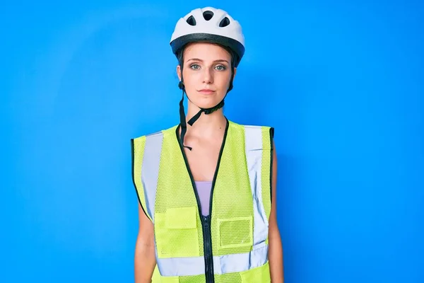 Junge Kaukasierin Mit Fahrradhelm Und Reflektierender Weste Mit Ernstem Gesichtsausdruck — Stockfoto