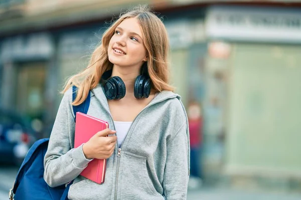 Bela Adolescente Estudante Caucasiano Usando Fones Ouvido Segurando Livro Cidade — Fotografia de Stock
