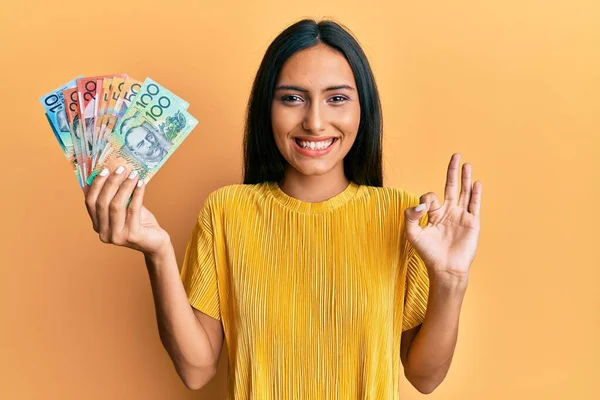 Mladá Bruneta Žena Drží Australské Dolary Dělá Pořádku Znamení Prsty — Stock fotografie