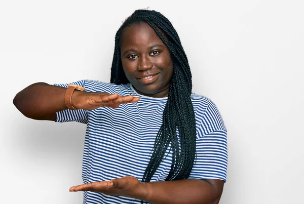 Junge Schwarze Frau Mit Zöpfen Lässiger Kleidung Gestikuliert Mit Händen — Stockfoto