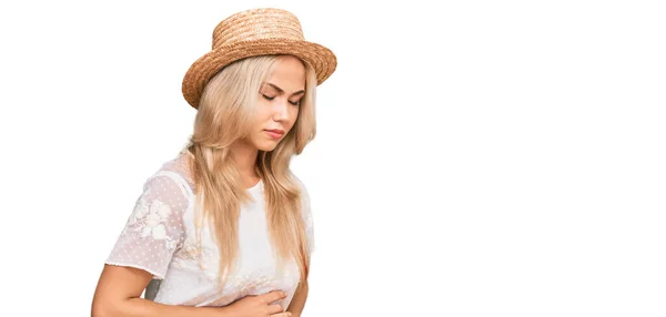 Menina Loira Jovem Usando Chapéu Verão Com Mão Estômago Porque — Fotografia de Stock