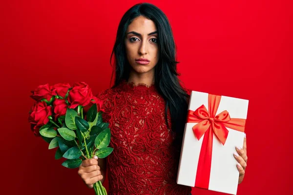 Hermosa Mujer Hispana Sosteniendo Regalo Aniversario Rosas Ramo Escéptico Nervioso — Foto de Stock