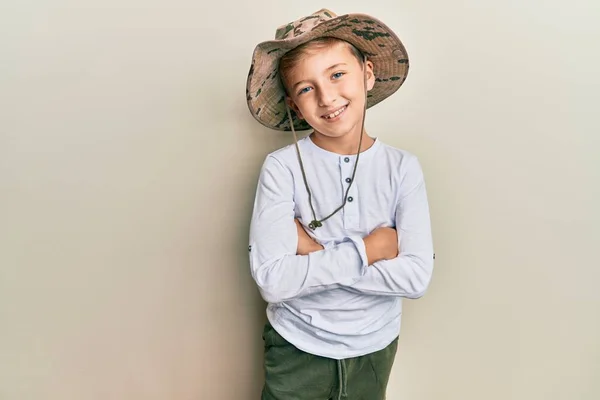 Schattig Blond Jongen Dragen Explorer Hoed Glimlachen Kijken Naar Camera — Stockfoto