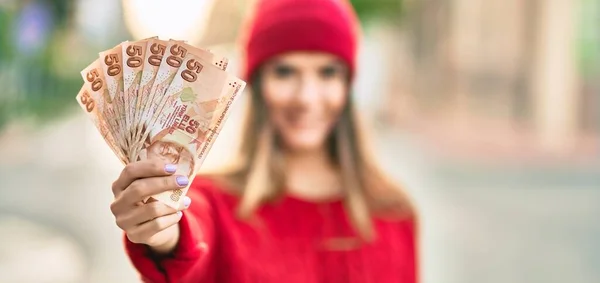 Mujer Hispana Joven Con Gorra Lana Sosteniendo Billetes Lira Turca — Foto de Stock