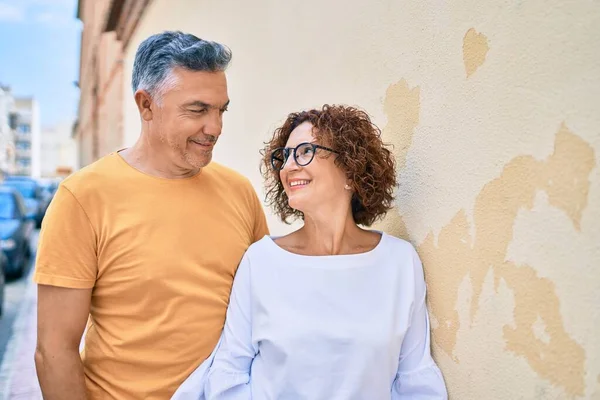 Middle Age Couple Smiling Happy Leaning Wall Street City — Stock Photo, Image