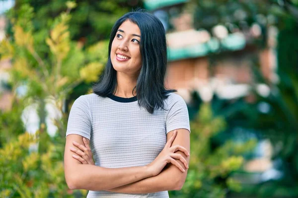 Giovane Donna Ispanica Con Braccia Incrociate Sorridente Felice Parco — Foto Stock