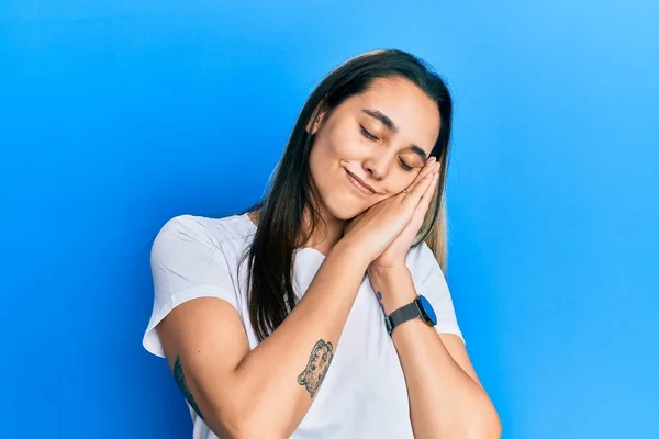 Mujer Hispana Joven Con Camiseta Blanca Casual Deprimida Preocupada Por — Foto de Stock