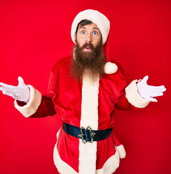 Schöner Junger Roter Mann Mit Langem Bart Der Ein Weihnachtsmann — Stockfoto