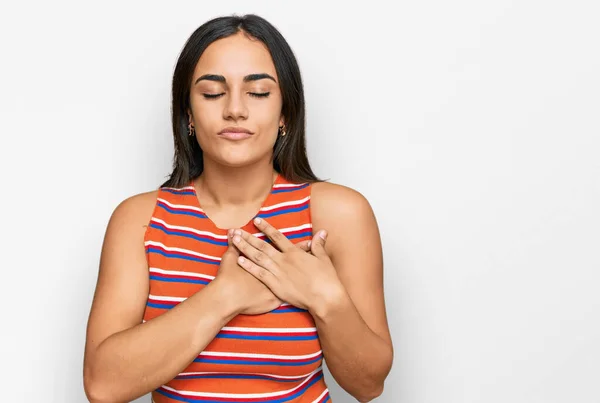 Joven Morena Vestida Con Ropa Casual Sonriendo Con Las Manos — Foto de Stock