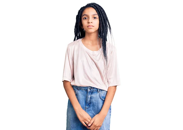 Симпатичная Африканская Американка Повседневной Одежде Серьезным Выражением Лица Простой Естественный — стоковое фото