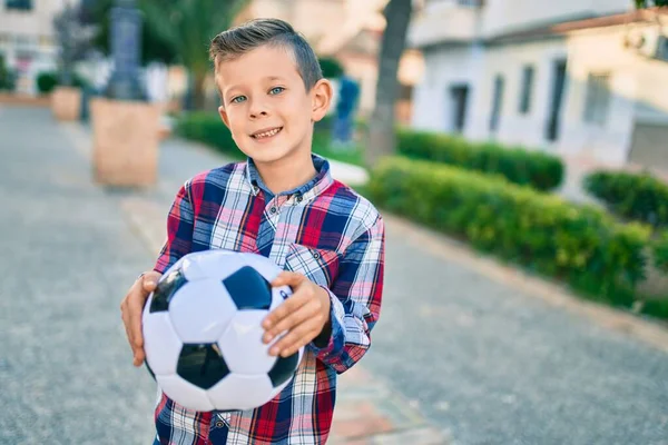 Очаровательный Белый Мальчик Улыбается Счастливо Держа Футбольный Мяч Стоящий Парке — стоковое фото