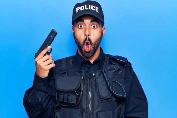 Mladý Hispánec Policejní Uniformě Pistolí Vyděšenou Ohromenou Otevřenou Pusou Pro — Stock fotografie