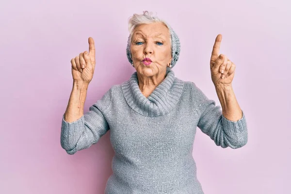 Senior Mujer Pelo Gris Apuntando Hacia Arriba Con Los Dedos —  Fotos de Stock