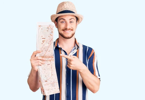 Joven Hombre Caucásico Guapo Con Sombrero Verano Sosteniendo Mapa Ciudad —  Fotos de Stock