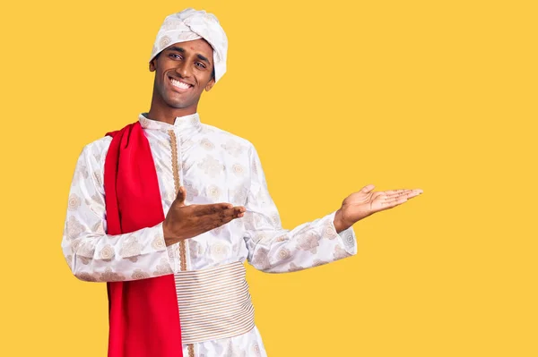 Africano Bonito Homem Vestindo Tradição Sherwani Saree Roupas Convidando Para — Fotografia de Stock